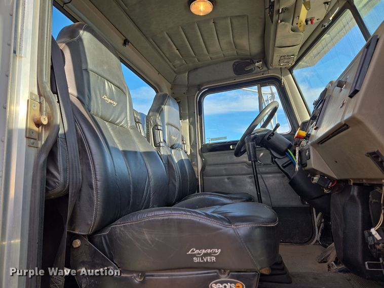 image for item ER5182 2004 Peterbilt 330 utility / service truck