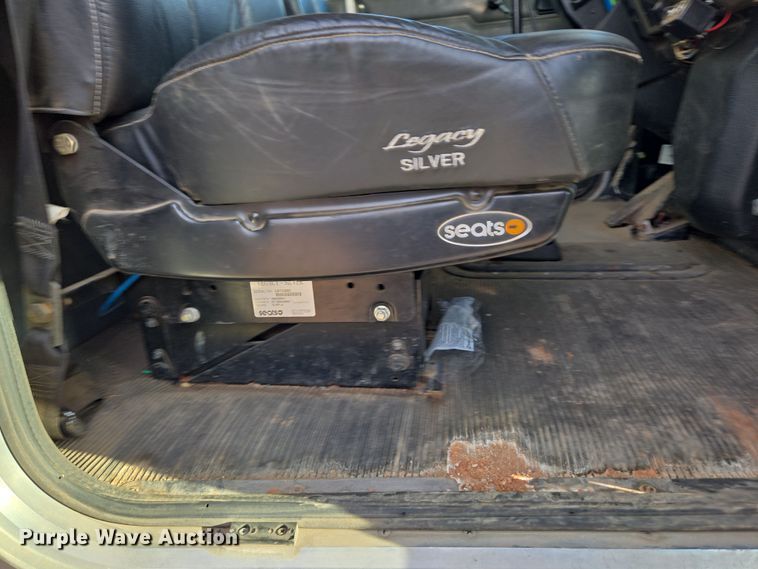 image for item ER5182 2004 Peterbilt 330 utility / service truck