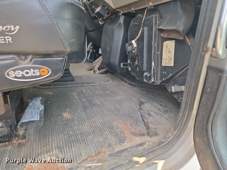 image for item ER5182 2004 Peterbilt 330 utility / service truck