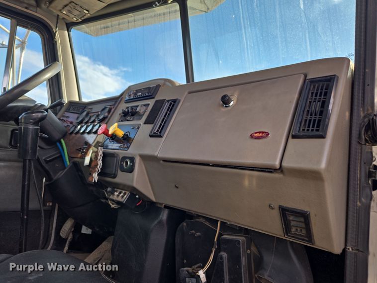 image for item ER5182 2004 Peterbilt 330 utility / service truck