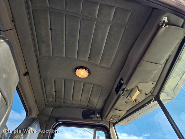 image for item ER5182 2004 Peterbilt 330 utility / service truck