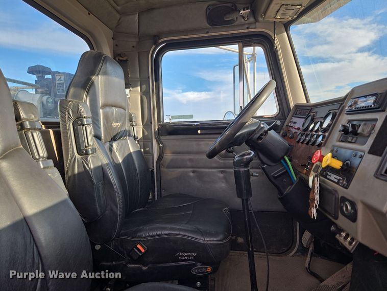 image for item ER5182 2004 Peterbilt 330 utility / service truck