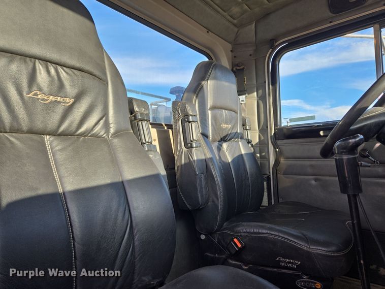 image for item ER5182 2004 Peterbilt 330 utility / service truck