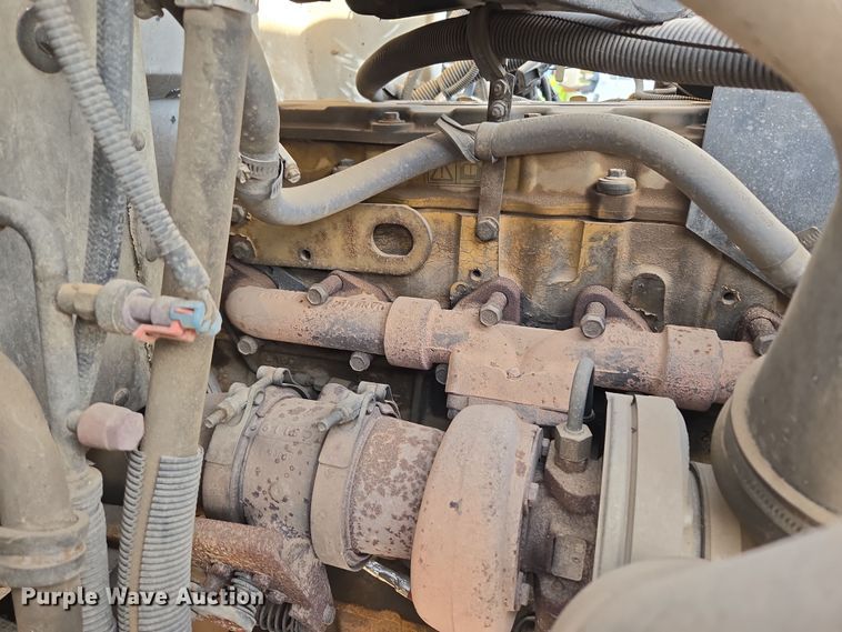 image for item ER5182 2004 Peterbilt 330 utility / service truck