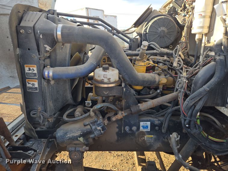 image for item ER5182 2004 Peterbilt 330 utility / service truck