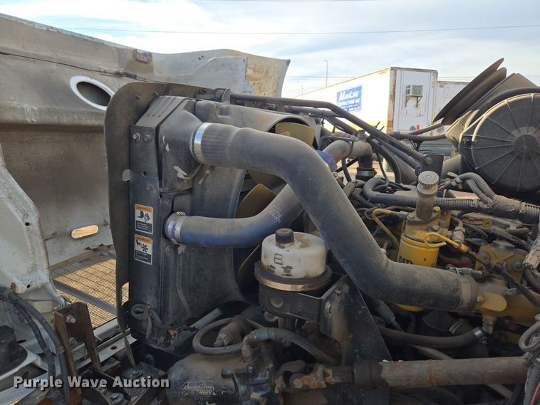 image for item ER5182 2004 Peterbilt 330 utility / service truck