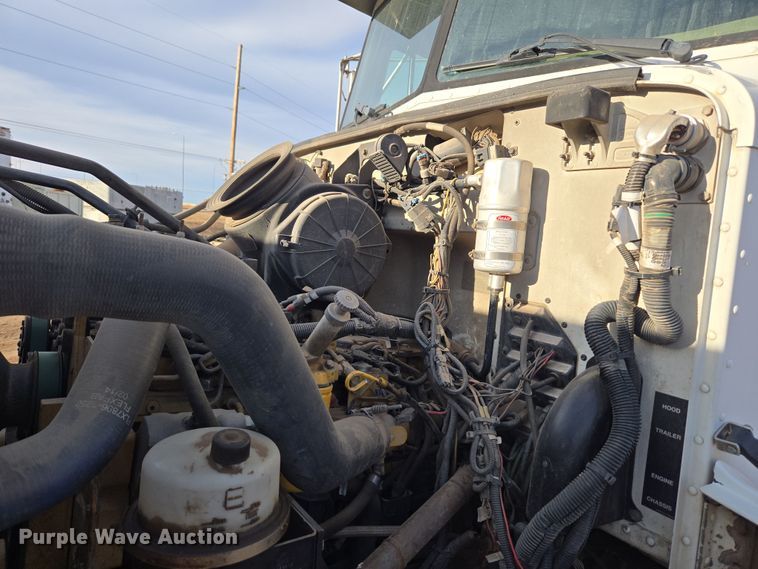 image for item ER5182 2004 Peterbilt 330 utility / service truck