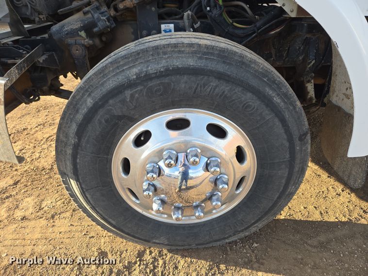 image for item ER5182 2004 Peterbilt 330 utility / service truck