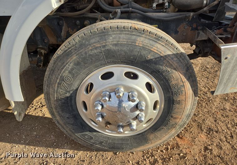 image for item ER5182 2004 Peterbilt 330 utility / service truck