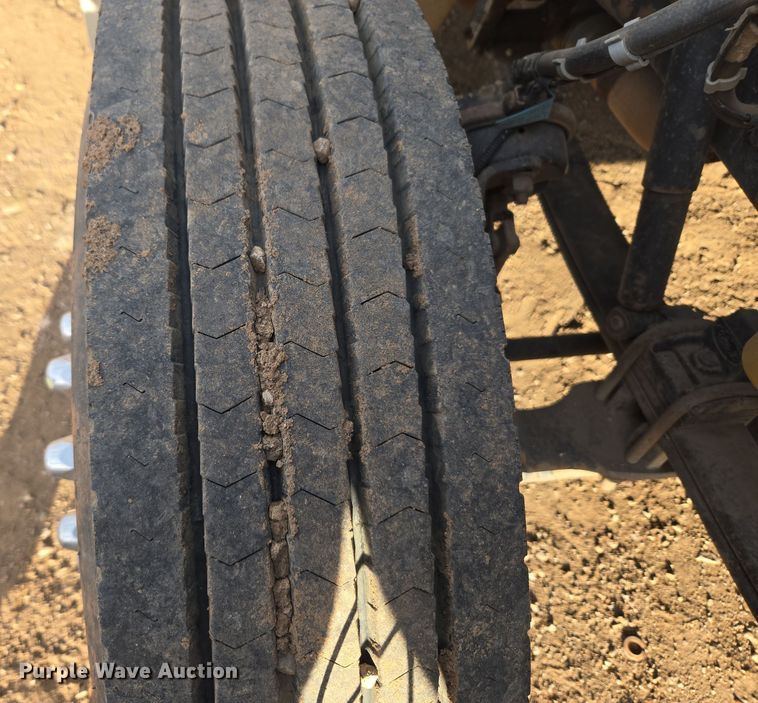 image for item ER5182 2004 Peterbilt 330 utility / service truck