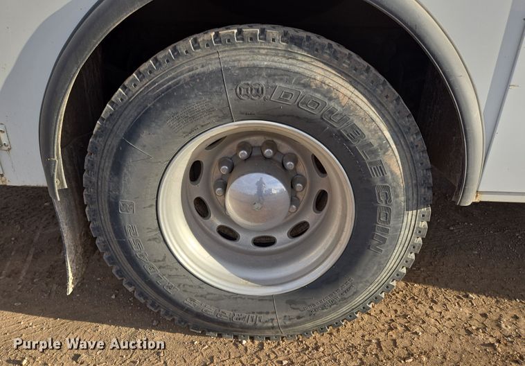 image for item ER5182 2004 Peterbilt 330 utility / service truck