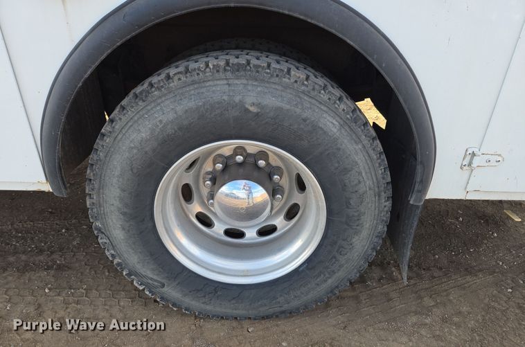 image for item ER5182 2004 Peterbilt 330 utility / service truck