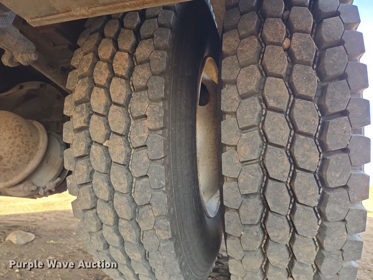 image for item ER5182 2004 Peterbilt 330 utility / service truck