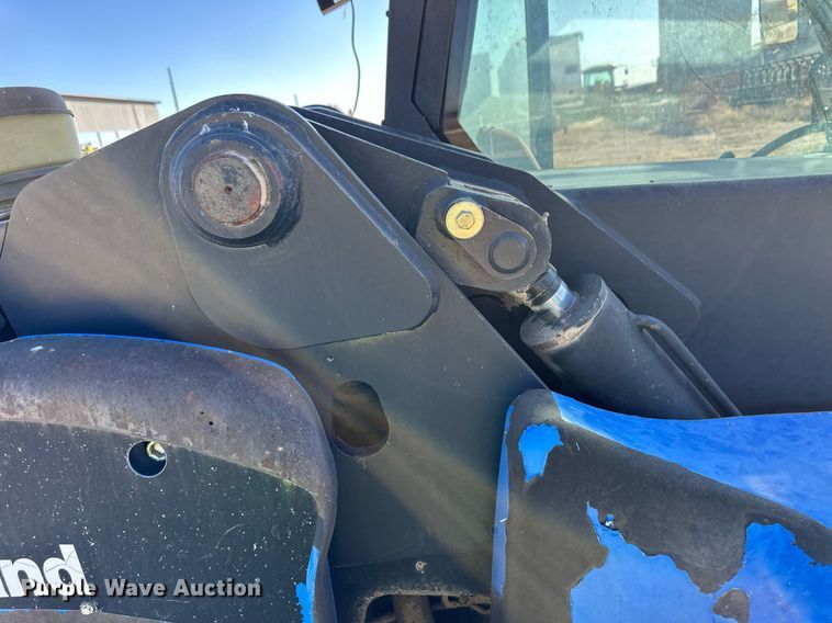 image for item ER8748 New Holland LM415A Power Shuttle 95 telehandler