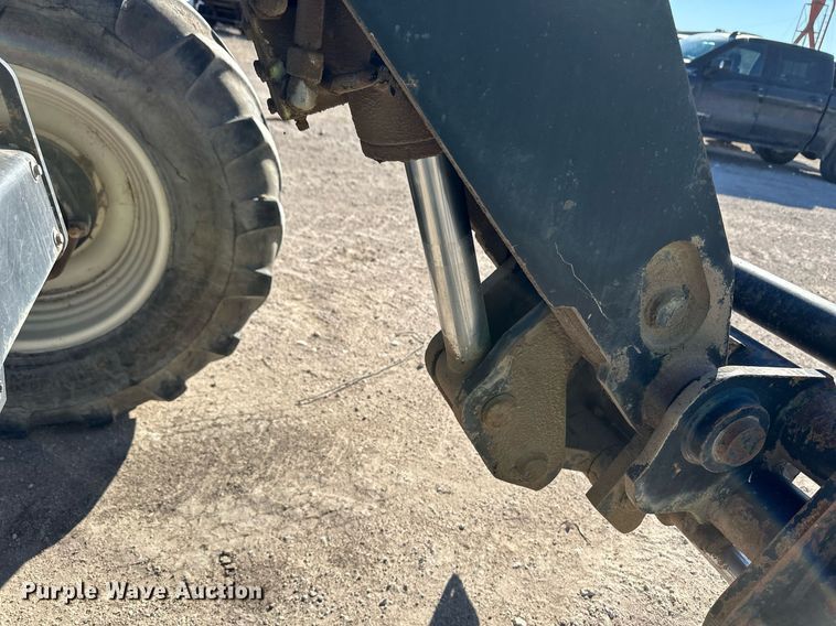 image for item ER8748 New Holland LM415A Power Shuttle 95 telehandler