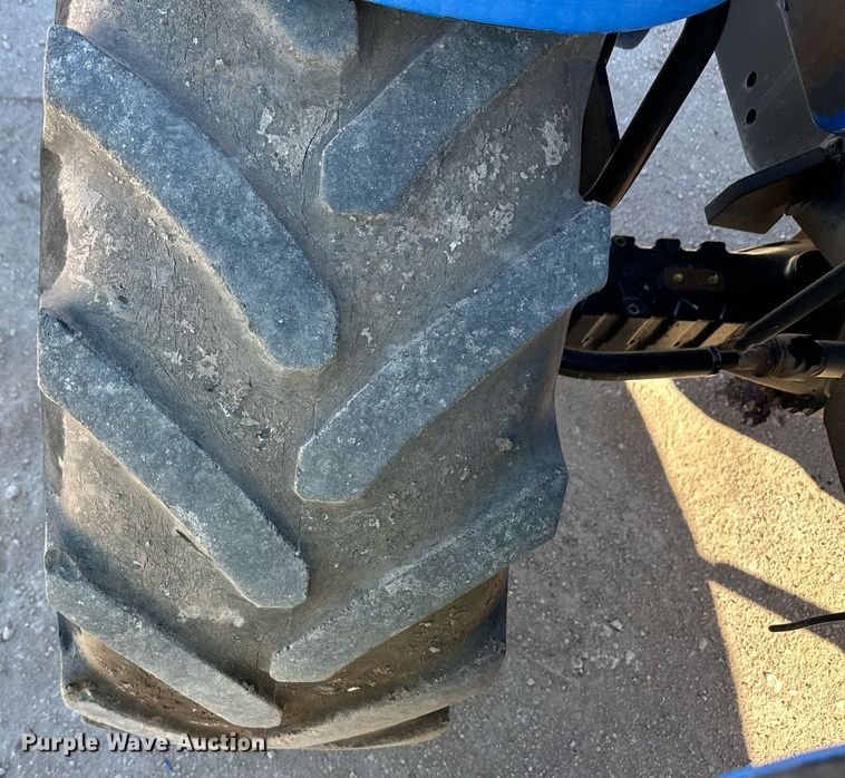 image for item ER8748 New Holland LM415A Power Shuttle 95 telehandler