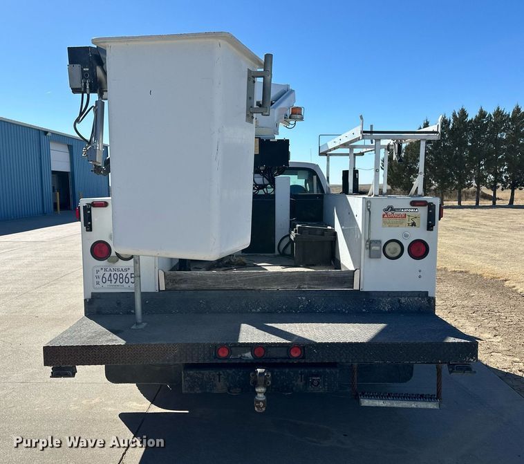 image for item ER8792 2004 Ford F450 Super Duty bucket truck