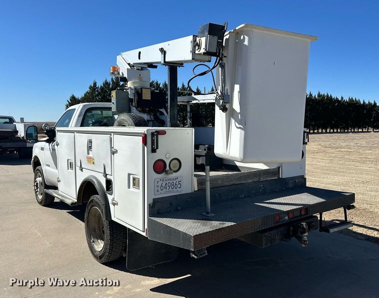 image for item ER8792 2004 Ford F450 Super Duty bucket truck