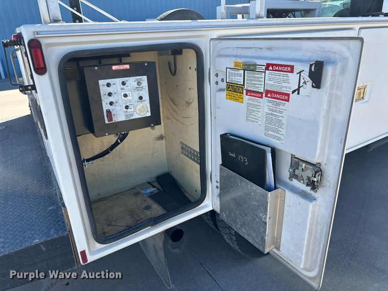 image for item ER8792 2004 Ford F450 Super Duty bucket truck