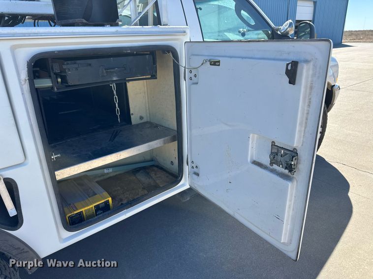 image for item ER8792 2004 Ford F450 Super Duty bucket truck