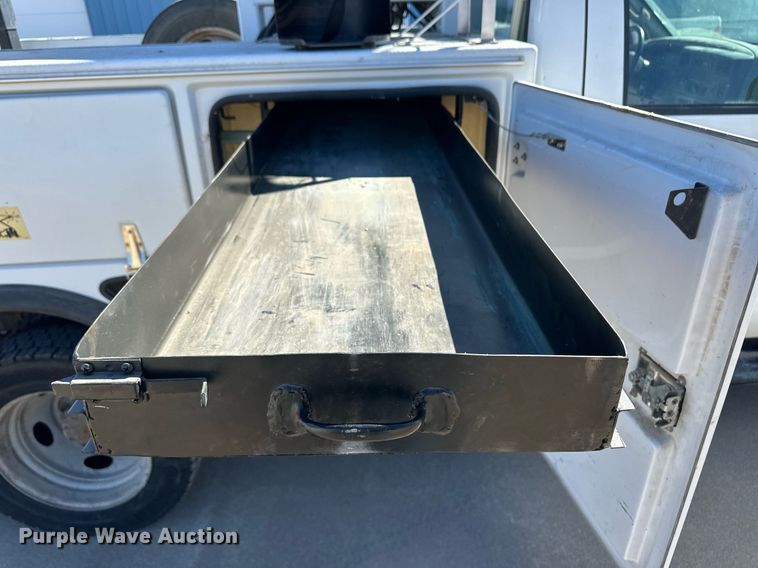 image for item ER8792 2004 Ford F450 Super Duty bucket truck