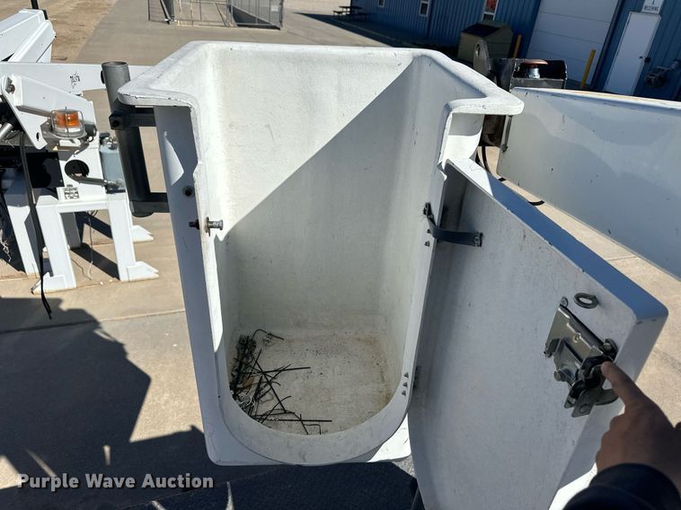 image for item ER8792 2004 Ford F450 Super Duty bucket truck