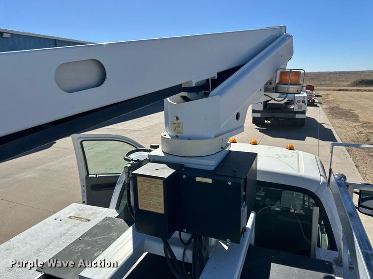 image for item ER8792 2004 Ford F450 Super Duty bucket truck