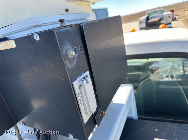 image for item ER8792 2004 Ford F450 Super Duty bucket truck