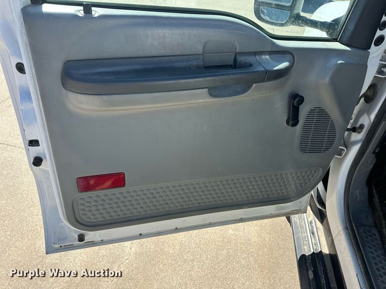 image for item ER8792 2004 Ford F450 Super Duty bucket truck