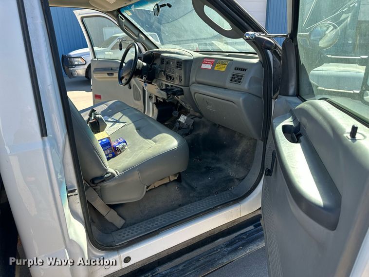 image for item ER8792 2004 Ford F450 Super Duty bucket truck