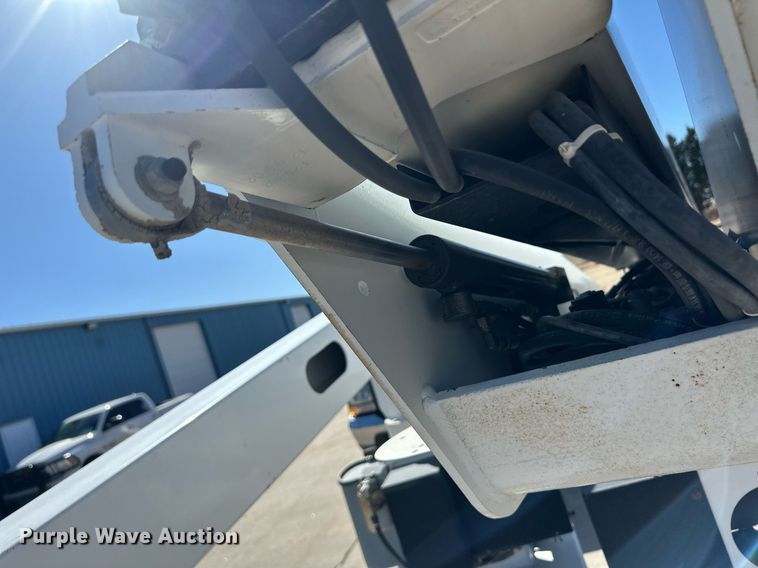 image for item ER8792 2004 Ford F450 Super Duty bucket truck