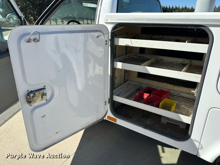 image for item ER8793 2001 Ford F450 Super Duty utility / service truck