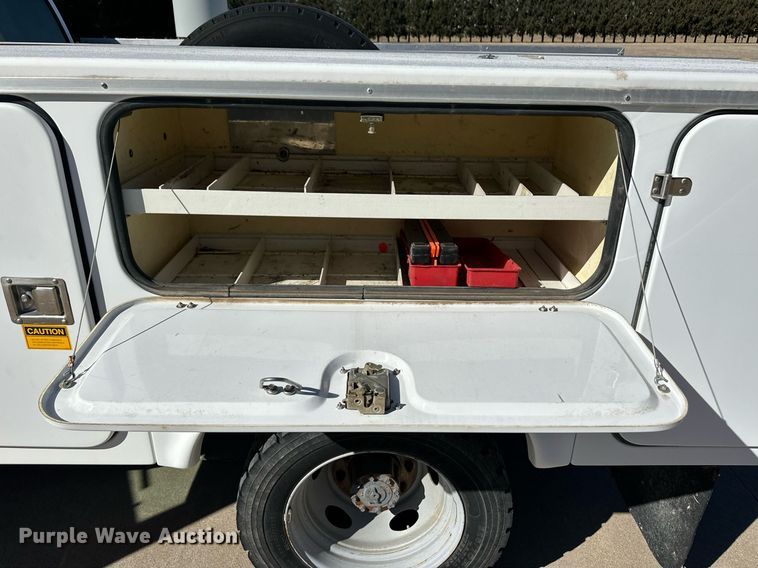 image for item ER8793 2001 Ford F450 Super Duty utility / service truck