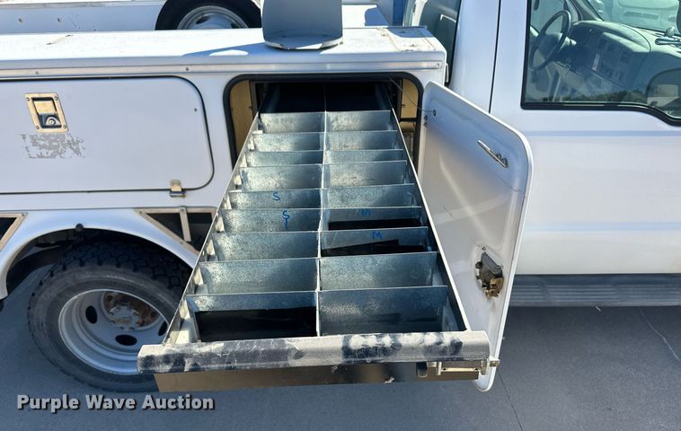 image for item ER8793 2001 Ford F450 Super Duty utility / service truck