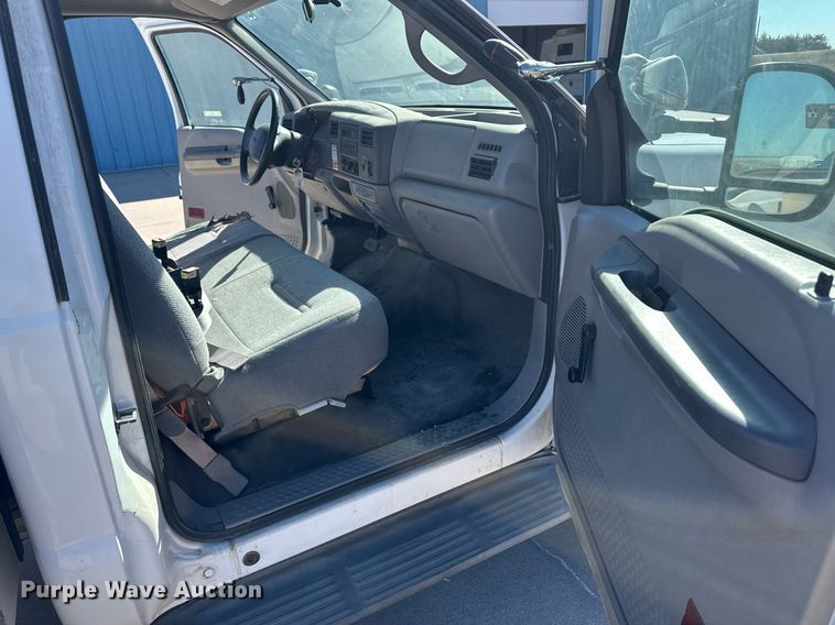 image for item ER8793 2001 Ford F450 Super Duty utility / service truck