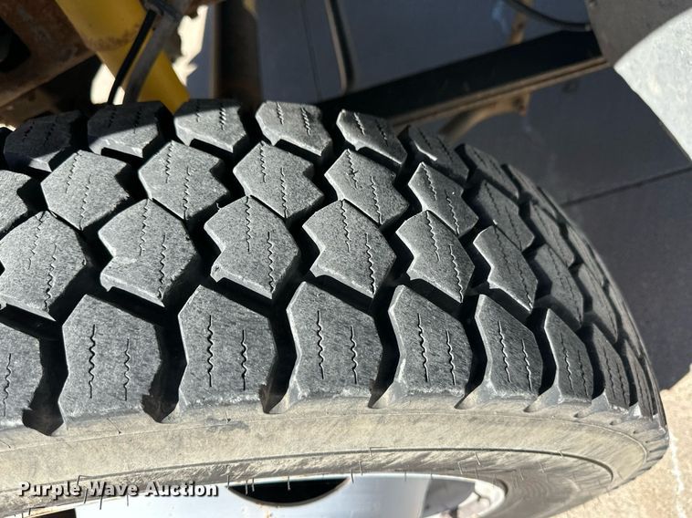 image for item ER8793 2001 Ford F450 Super Duty utility / service truck