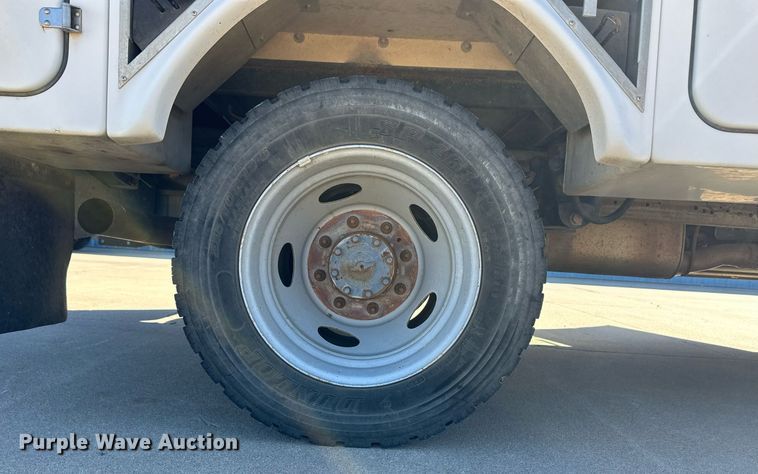 image for item ER8793 2001 Ford F450 Super Duty utility / service truck