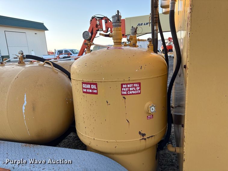 image for item EY9983 2010 Sage Oil Vac 112556 lube trailer