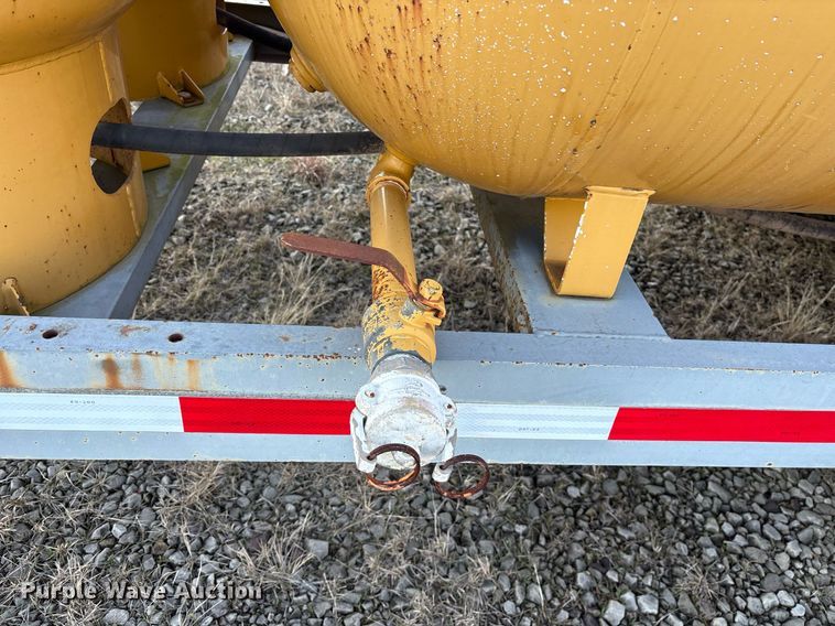 image for item EY9983 2010 Sage Oil Vac 112556 lube trailer