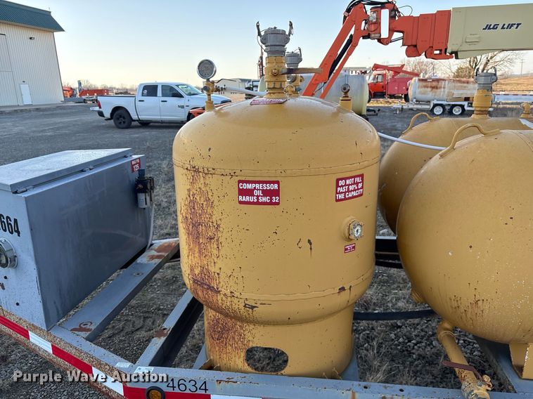 image for item EY9983 2010 Sage Oil Vac 112556 lube trailer