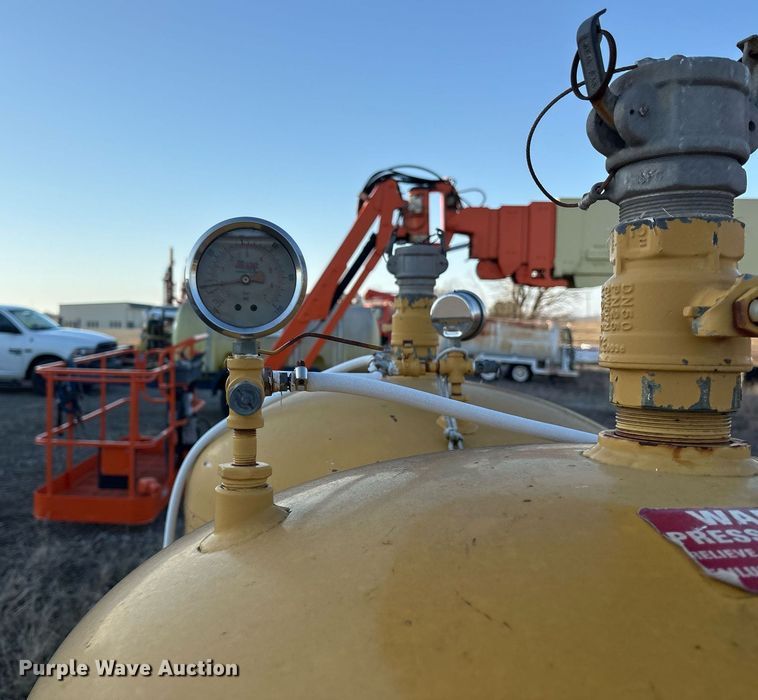 image for item EY9983 2010 Sage Oil Vac 112556 lube trailer