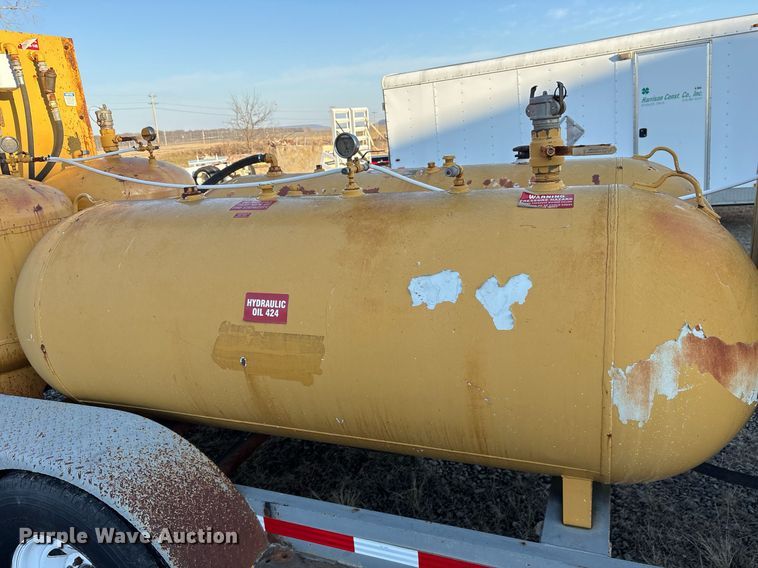 image for item EY9983 2010 Sage Oil Vac 112556 lube trailer