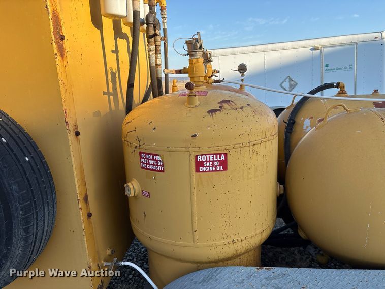 image for item EY9983 2010 Sage Oil Vac 112556 lube trailer