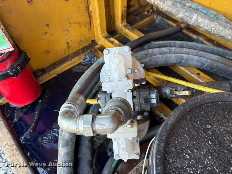 image for item EY9983 2010 Sage Oil Vac 112556 lube trailer