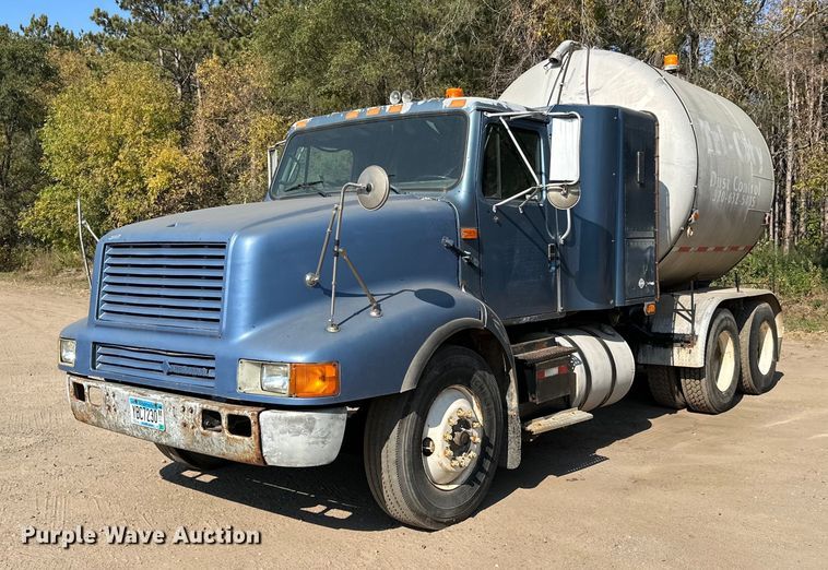 image for item LR9521 1993 International  8200 tank truck