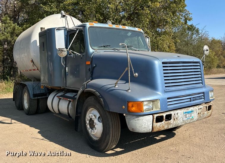 image for item LR9521 1993 International  8200 tank truck