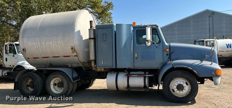 image for item LR9521 1993 International  8200 tank truck