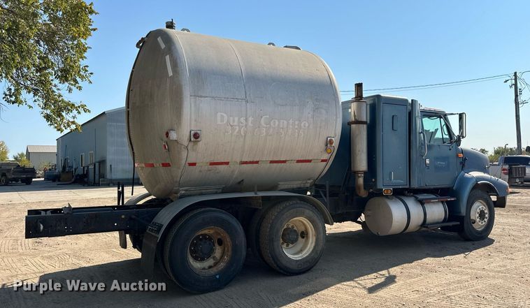 image for item LR9521 1993 International  8200 tank truck
