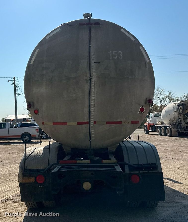 image for item LR9521 1993 International  8200 tank truck
