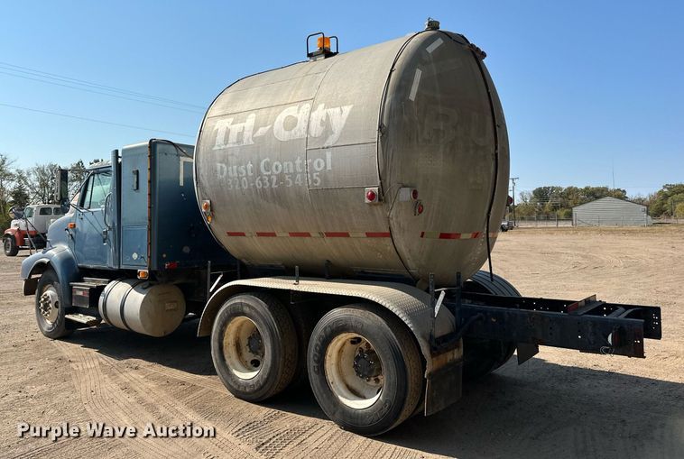 image for item LR9521 1993 International  8200 tank truck